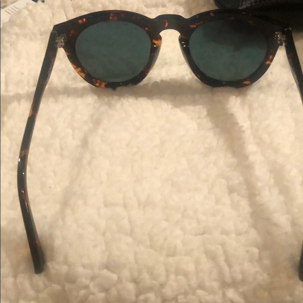 Sunglasses - Picture 3 of 4